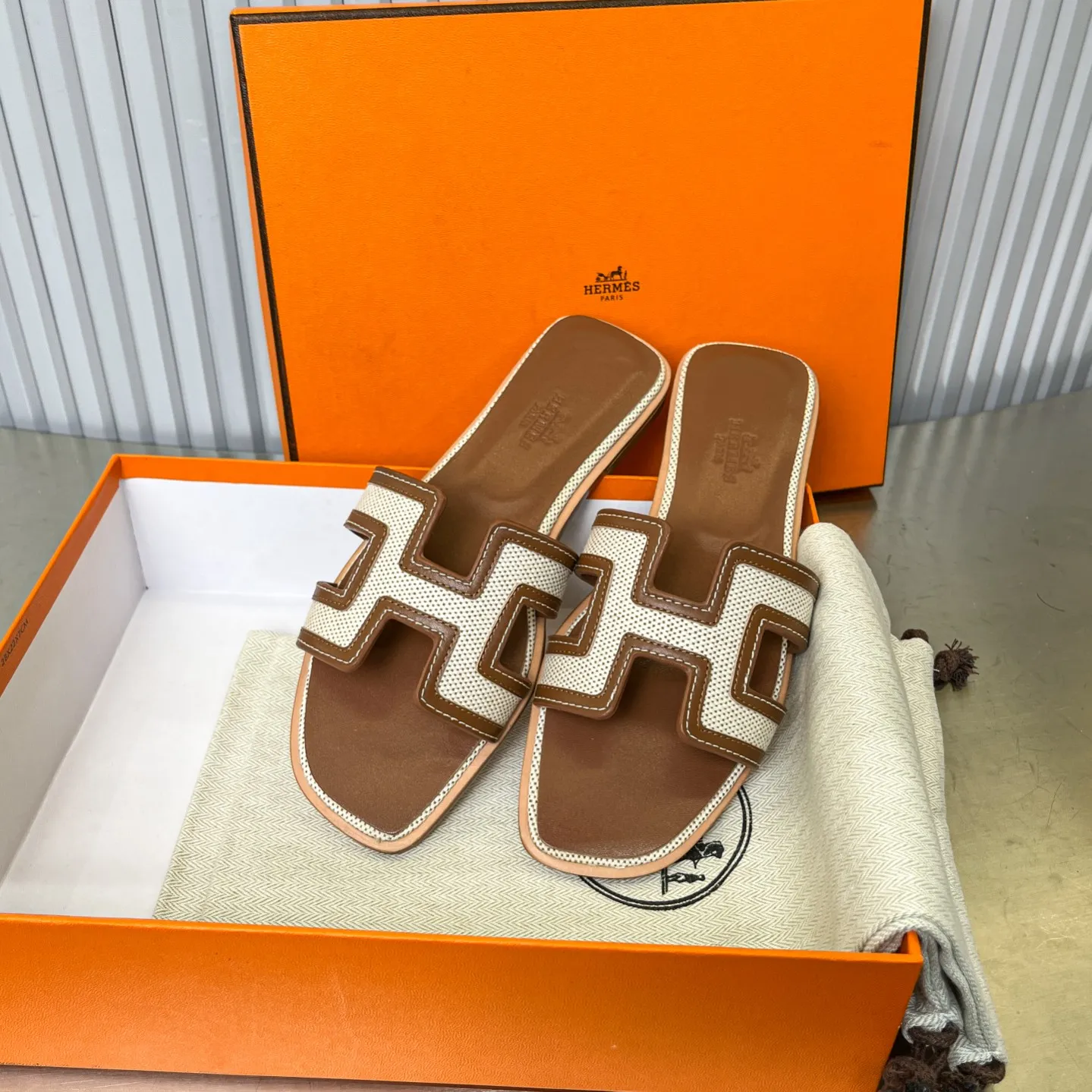 👟👟Ex-factory price 480👟👟 New style in early spring, splicing technology, new revision (Hermès), upgraded packaging, upgraded version and workmanship materials. Hermes®🔴The highest version of handmade shoes on the market ✨✨ Top product Hermès slippers🐎 —————————— The new model in early spring is the same as the original version, handmade by masters! ❥High-end customization, exclusive products, the highest version in the industry⚠❥Using: Hermers upper: Italian imported cowhide + original custom-grade Australian sheepskin feet + genuine leather outsole (pursuing top walking comfort) ✨~~〰〰〰〰❥ Packaging: ✔🚦Pay attention to the packaging➰Top-level exclusive box 〰The original top quality is on sale━━━━Hermes━━━━━ size: 35-40 (34.41.42 custom-made, non-refundable)